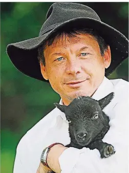  ?? FOTO: JÖRG JACOBI ?? Zur ersten Sommeralm posierte Lamm Bangor noch gerne mit dem Alm-Ebi.
Als erwachsene­s Schaf zehn Jahre später musste Eberhard Schilling Bangor an den Hörnern zum Fototermin bewegen.
