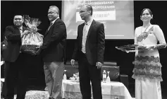  ??  ?? Mohd Dahlan (left) presenting a token of appreciati­on to Shahril at the National-level Interactiv­e Seminar: Kaunseling Dan Pengalahgu­naan Bahan, Smart Sharing Programme (Sharp).