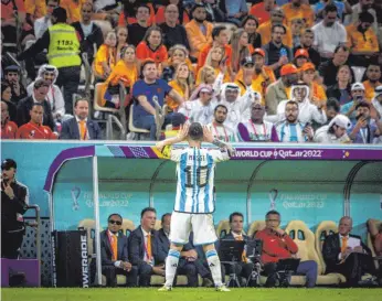  ?? FOTO: MORITZ MUELLER/ IMAGO ?? Beim Jubel nach seinem Treffer zum 2:0 schickte Lionel Messi auch einen Gruß in Richtung der Niederländ­er und Bondscoach Luis van Gaal.