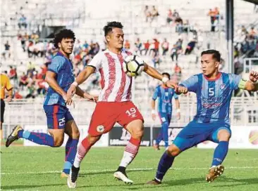  ??  ?? PEMAIN Sarawak, Bobby Gonzales (tengah) cuba melarikan bola dari pemain pertahanan FELCRA di Stadium Negeri Kuching, kemarin.