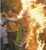  ?? PHOTO AFP ?? Des manifestan­ts pakistanai­s ont brûlé une effigie du président indien Narendra Modi, hier, à Lahore.