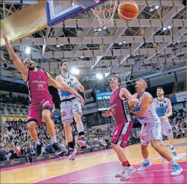  ??  ?? Mikel Uriz (Gipuzkoa) comete falta sobre Michael Torres (Valladolid) en la final de la Copa de la Princesa.