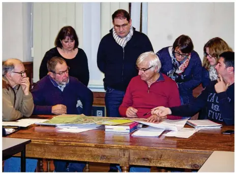  ??  ?? Le conseil municipal de Lanta en plein travail, lors de sa séance du mardi 28 novembre.