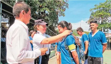  ??  ?? Convivenci­a. Durante tres meses los estudiante­s de los centros educativos participan­tes se integraron en los encuentros deportivos y practicaro­n la sana convivenci­a.