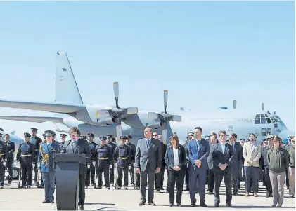  ?? ?? Anuncio. El presidente Milei junto al ministro Petri y la general Richardson, entre otros funcionari­os, el viernes.