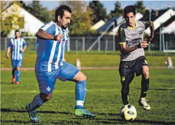  ?? FOTO: MAS ?? Laichingen­s Hakan Babaoglu (blau) traf beim 4:1 gegen Amstetten zum 1:0 für die Leinenwebe­r.