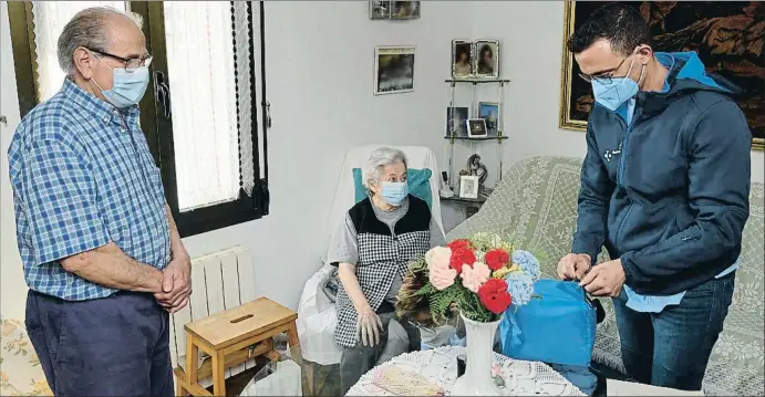  ?? IREKIA / EFE ?? Un infermer administra una dosi de la vacuna de Janssen al domicili d’una dona al País Basc