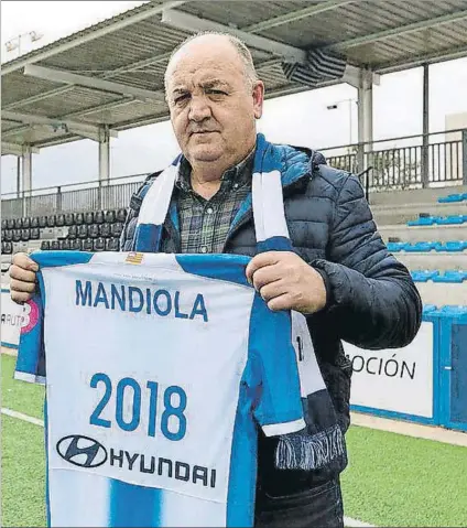  ?? FOTO: LUIS MARI UNCITI ?? Caída de pie Mandiola, que llegó hace un año a Mallorca, mantiene al Atlético Baleares como líder del grupo 3 de Segunda B