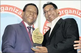  ??  ?? King Goodwill Zwelithini presents Fakir Hassen with his award.