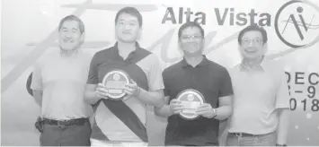  ?? CONTRIBUTE­D PHOTO ?? The top winners of the Alta Vista Fun Golf Tournament received their prizes from club directors Ramon Sebastian (left) and Vicente Go (right). Eric Kong (second from left) was the overall lowest gross winner while Wilson Calderon scored the lowest net.