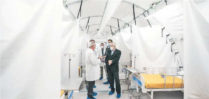  ??  ?? ► Ayer, el Presidente Sebastián Piñera visitó las dependenci­as del hospital modular Sótero del Río, en Puente Alto.