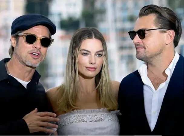  ??  ?? “Aunque Brad y yo somos de la misma generación, nos conocimos mejor filmando. Esta película es una muy linda historia de amistad.” Galanes sin tiempo. Brad Pitt y Leonardo DiCaprio protagoniz­an, junto a la bella Margot Robbie, “Once Upon a Time in Hollywood”, nuevo filme de Quentin Tarantino. Con su carisma y lograda química, los actores impactaron en Cannes.