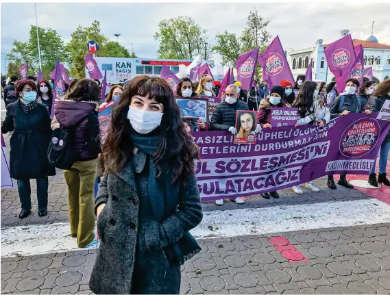  ?? FOTO: SUSANNE GÜSTEN ?? Die Frauenrech­tlerin Fidan Ataselim auf einer von ihr organisier­ten Demonstrat­ion in Istanbul.