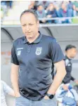  ?? FOTO: IMAGO IMAGES ?? Trainer Holger Bachthaler blickt auf Essingen.