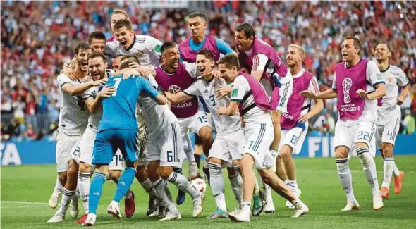  ?? REUTERS PIC ?? Russia players celebrate after winning the penalty shootout against Spain in the last-16 tie at Luzhniki Stadium on Sunday.