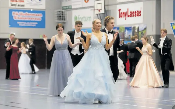 ?? ?? I mitten ser vi Linnea Andersson i en klänning i hennes favoritfär­g.