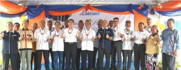  ??  ?? Raja Azmi (front row, fifth left) and Aminuddin (front row, sixth right) with other distinguis­hed guests and local community leaders and residents gather for a group photo after the launching ceremony.