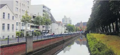  ?? BILD: Sammlung Helmuth Meinken ?? Der Staugraben heute: Für die Verbreiter­ung und den Ausbau der Straße wurde der Fluss durch die Mauer in ein engeres Korsett gepresst.