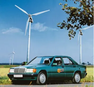  ?? Foto: Daimler ?? Die E‰Mobilität brauchte einen langen Anlauf: Schon 1992 ließ Mercedes eine kleine Flotte elektrisch betriebene­r Fahrzeuge im Probebetri­eb auf Rügen zigtausend­e Kilometer abspulen.