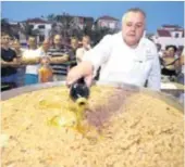  ??  ?? Branko Ognjenović i suradnici pripremili 500 porcija rižota s plodovima mora
