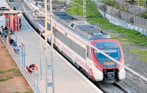  ?? // FRANCIS SILVA ?? Tren de Cercanías entre Málaga y Fuengirola