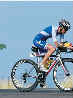  ??  ?? LEFT Age-group competitor­s race along the Queen K highway Kevin Mackinnon