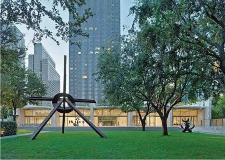  ??  ?? Il Nasher Sculpture Center di Dallas, progettato da Renzo Piano, ospita le sculture contempora­nee e moderne della collezione di Patsy e Raymond Nasher.