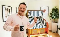  ?? ?? Tobias Glowienka freut sich auf seinen Kaffee im HSV-Strandkorb. Seine Hamburger Firma ist in der Modeindust­rie tätig.