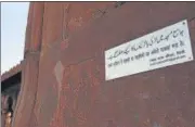  ?? ARVIND YADAV/HT ?? A notice curbing the entry of girls into Jama Masjid.