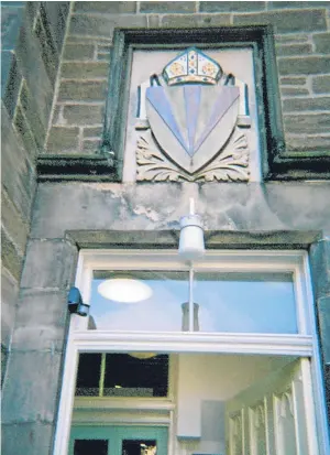  ?? Picture: Impact! ?? Children of all ages have looked up to this city crest in the past century in Dundee. Once Castlehill School, the building, at the High Street corner with Commercial Street, now houses the Ark Nursery.