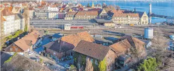  ?? FOTO: CHRISTIAN FLEMMING ?? OB Claudia Alfons und Stadträte bekräftige­n den Beschluss, dass die Stadt Lindau ein Vorkaufsre­cht für die alten Werkhallen der Bahn auf der Hinteren Insel geltend macht.