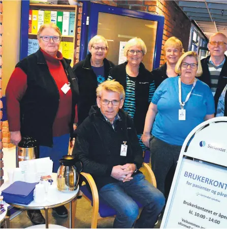  ??  ?? LYTTER GJERNE: Aud Kari Staaland (f.v.), Bjørg Svendsen, Per Otto Øyrås (foran), Randi Heen, Signe Ramberg, Karen Marie Nygren og Svein Upsahl holder døra åpen og kaffen klar for syke eller pårørende som vil prate, få råd og hjelp.