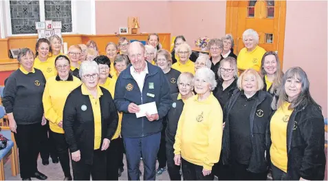  ?? ?? ⨠ The chairperso­n of the Torpoint Lady Singers, Jennie Reid, presents a cheque to Peter Reid from Shelterbox at the choir’s annual general meeting. See under Choir News