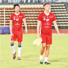  ??  ?? NEW ARRIVALS:South Korean hopefuls Lee Hyo Kyun (left) and Ko Kyungjoon at the Sabah team trials.