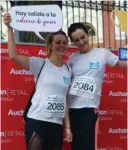  ??  ?? En el stand de Auchan, que se encargó del avituallam­iento y los masajes tras la carrera, los corredores podían hacerse fotos y subirlas a las redes para reforzar aún más su apoyo a la causa contra la violencia de género (fotos arriba y abajo).