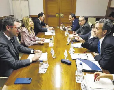  ?? JAIME GALINDO ?? La reunión entre los responsabl­es de Trabajo del Gobierno de Aragón y la Fiscalía Superior de la comunidad.