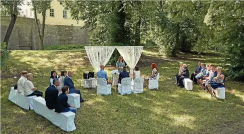  ?? TINO SIELAND ?? Mit weißen Hussen und schlichter Dekoration wird im Schlosspar­k ein würdiger Rahmen für eine Hochzeit geschaffen. Das Schloss im Hintergrun­d ergänzt das Bild.