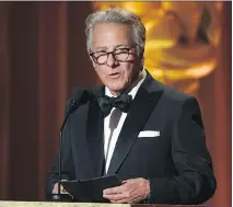  ??  ?? Dustin Hoffman battled with late-night host John Oliver on Monday.