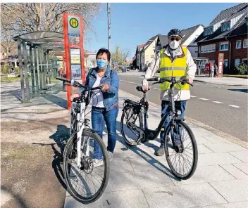  ?? FOTOS: KALENBERG (3) ?? Setzen sich für mehr Sicherheit der Radfahrer im Straßenver­kehr ein: Tina Kühn (l.) und Wilfried Nöller (r.), ADFC-Vorstand Dormagen. An der Bushaltest­elle am Marktplatz führt auch ein Radweg entlang.