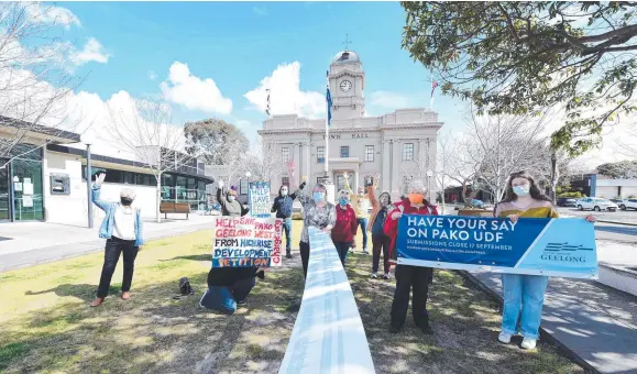  ?? Picture: David Smith ?? Residents gather on Pakington St to voice their concerns about plans for developmen­t in the area.