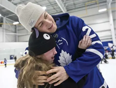  ?? LUCAS OLENIUK/TORONTO STAR ?? William Nylander feels the love at the Leafs’ annual Easter Seals skate at the MasterCard Centre on Sunday, courtesy of 14-year-old Maddy Hayes.