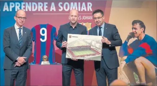  ??  ?? EL LEGADO. De izquierda a derecha, Jordi Cardoner, Jordi Cruyff y Bartomeu con la maqueta del futuro Estadi Johan Cruyff.