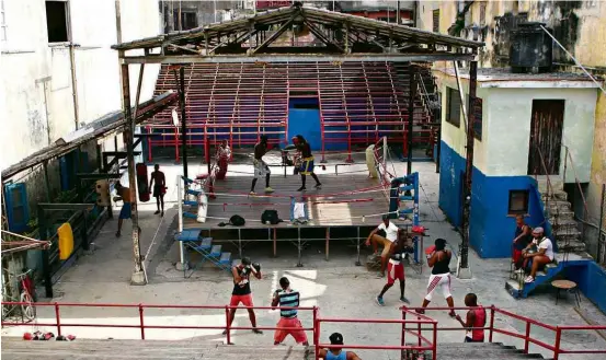  ??  ?? As instalaçõe­s do Ginásio Rafael Trejo, um dos vários em Havana onde são treinados os boxeadores olímpicos cubanos