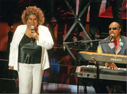  ?? KEVIN WINTER /GETTY IMAGES NORTH AMERICA/AFP ?? Singers Aretha Franklin (left) and Stevie Wonder perform onstage at the 10th Annual Soul Train Lady of Soul Awards held at the Pasadena Civic Auditorium on September 7, 2005 in Pasadena, California.