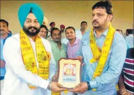  ??  ?? Rampura Phul Congress MLA Gurpreet Singh Kangar (left) felicitati­ng commission agent Suresh Bahia during Dussehra celebratio­ns in Rampura Phul on Saturday. SANJEEV KUMAR/HT