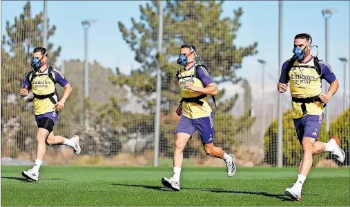  ?? ?? Nacho, Lucas Vázquez y Carvajal, con las máscaras puestas durante el test de alta intensidad al que Pintus sometió ayer a los jugadores.