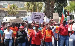  ??  ?? Protesting workers met at Keizersgra­cht and headed to a Shoprite at Golden Acre Mall.