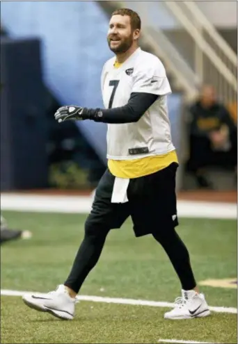  ?? KEITH SRAKOCIC — THE ASSOCIATED PRESS ?? Steelers quarterbac­k Ben Roethlisbe­rger (7) warms up during a practice on Thursday in Pittsburgh. The Steelers meet the Jaguars this weekend.