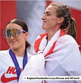  ?? ?? England footballer­s Lucy Bronze and Jill Scott