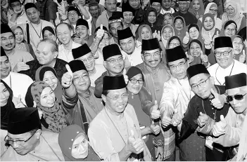  ??  ?? Musa and Yahya with the Umno Putatan delegates.